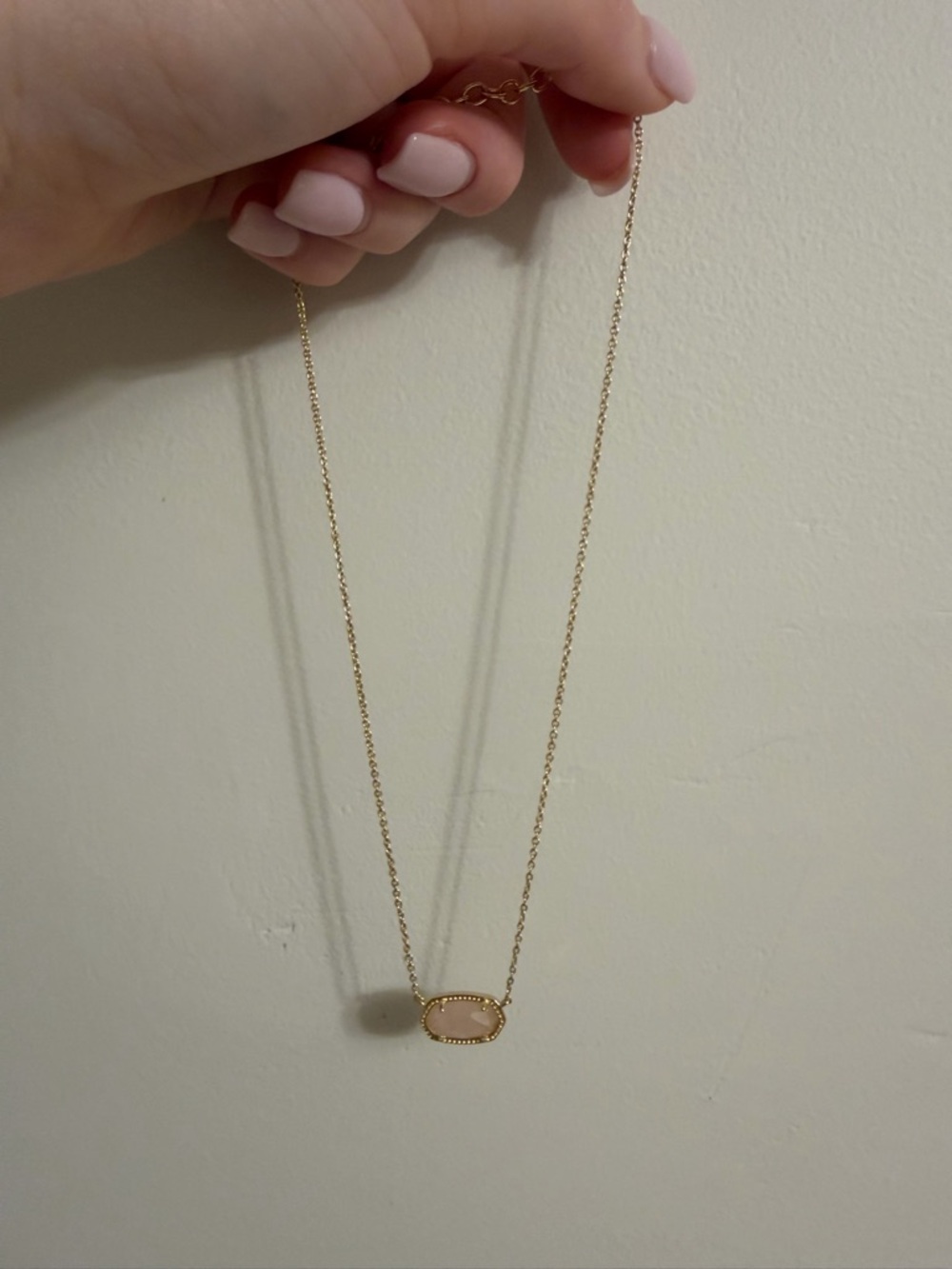 Kendra Scott Gold Oval Pendant Necklace with Pale Pink Stone